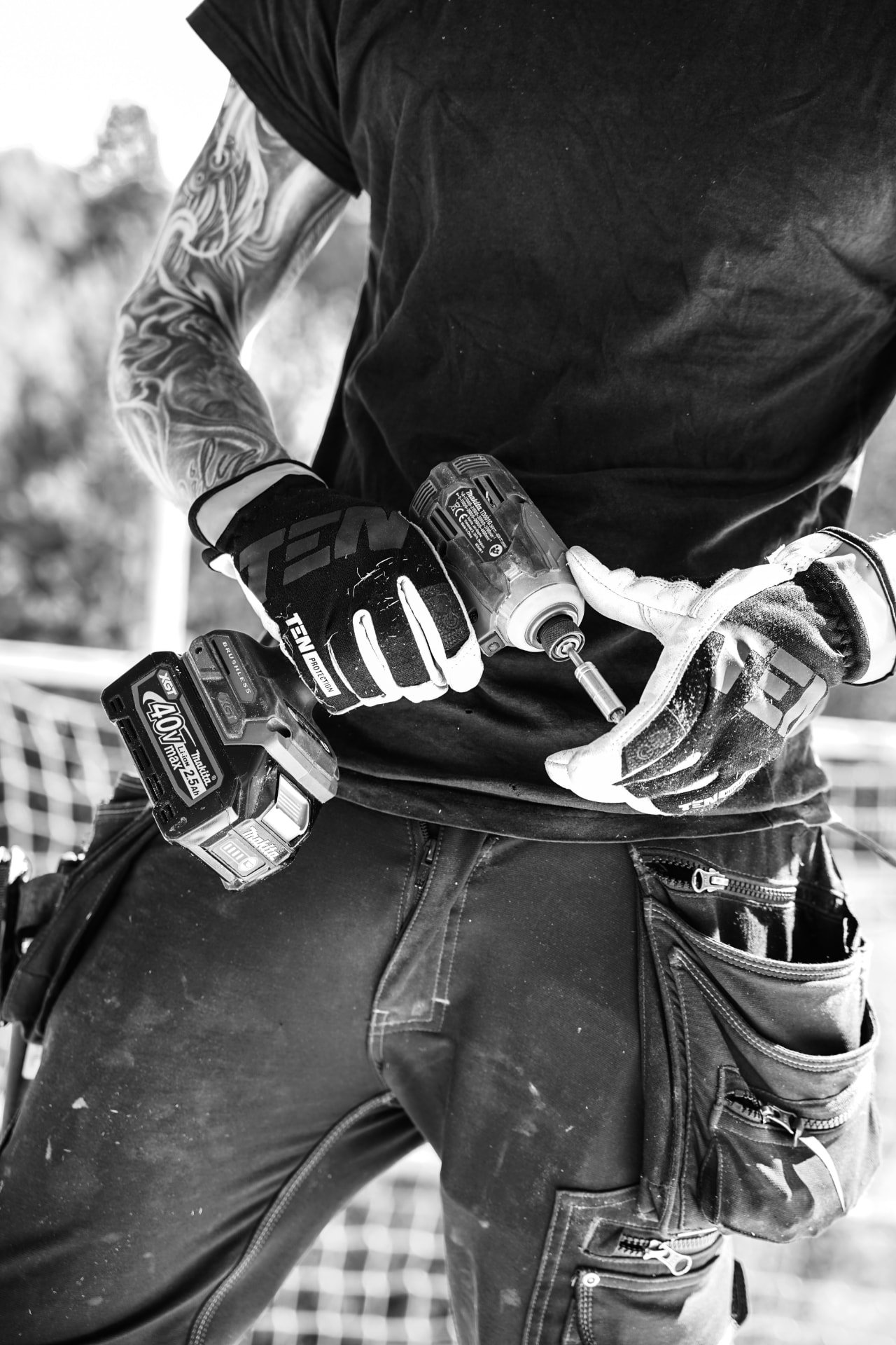 Artisan en tenue de chantier consultant son coût horaire sur son téléphone en fin de journée.